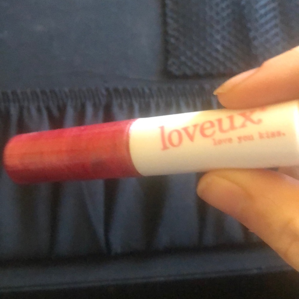 Loveux lip gloss